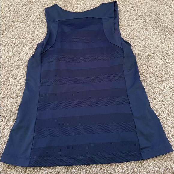 Wilson Women's Tenniscore Blue Activewear Tank Top Size Small Built In Bra - Picture 3 of 4